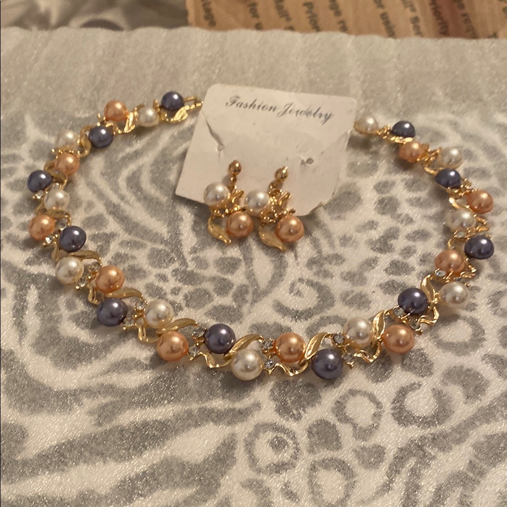Gold And White Pearl Necklace With Elegant Design